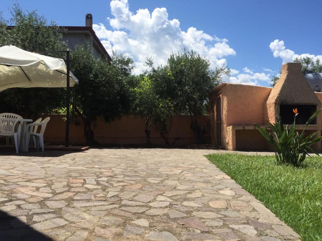 Appartamenti In Villa Con Ampio Giardino Esterno Posada  Exterior photo
