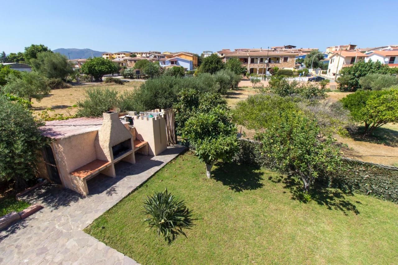 Appartamenti In Villa Con Ampio Giardino Esterno Posada  Exterior photo